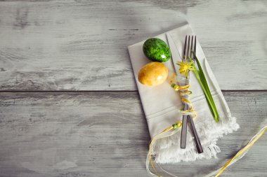 renkli yumurta ile tatil yemek için çatal bıçak takımı