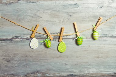 Ahşap arka planda Paskalya dekorasyonu