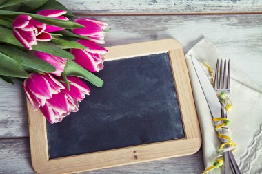 Blackboard pembe laleler ve akşam yemeği