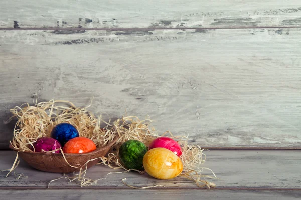 Huevos de colores en la mesa — Foto de Stock
