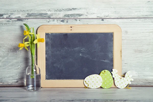 Blackboard with daffodils and Easter decoration — Stock Photo, Image
