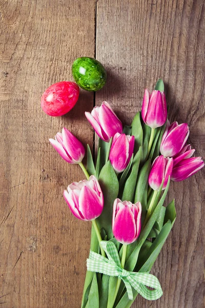 Fondo de Pascua con tulipanes y huevos —  Fotos de Stock