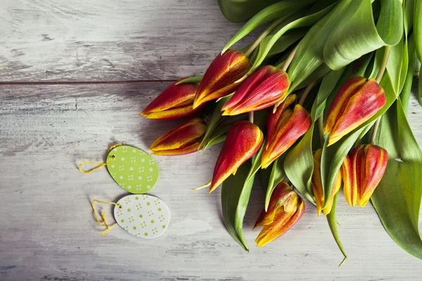 Vejce zdobené a tulipány — Stock fotografie