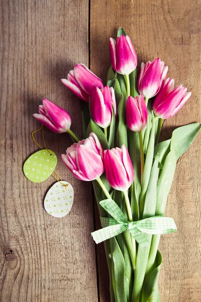 Tulipes roses et œufs décorés — Photo
