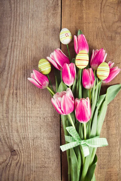 Tulipanes y huevos decorados —  Fotos de Stock