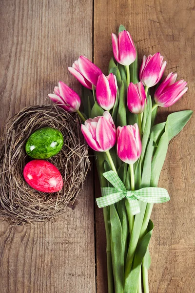 Tulipanes y huevos en el nido — Foto de Stock