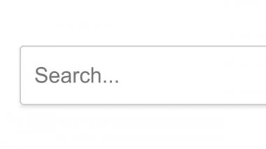 Arama Çubuğu Ekran Görünümü 'nde Covid-19 bilgileri aranıyor. Çevrimiçi Ağ Web Sitesi Arama Kutusu. Bir bilgisayarda Dünya Çapında İnternet Aranıyor. Arama motoru kutusuna Monitör Ekran Yakından Bakış Açısı yazılıyor. Kapsamlı Bilgiler.