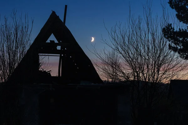 Het Donkere Silhouet Van Een Oud Huis Zichtbaar Tegen Ondergaande — Stockfoto