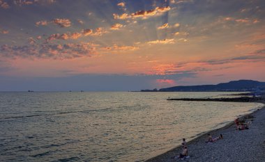 Akşamüstü Karadeniz kıyısındaki sahilde..