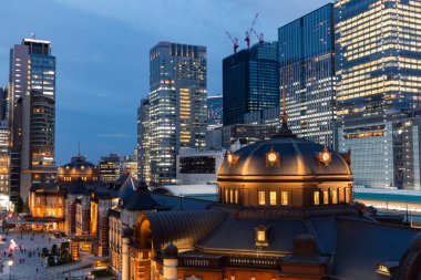 Mavi saatte Tokyo İstasyonu manzarası.
