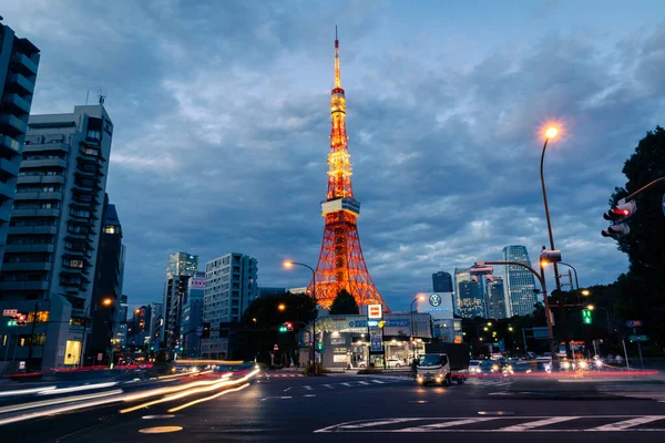 Mavi saatte Tokyo Kulesi manzarası.