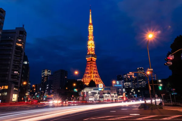 Mavi saatte Tokyo Kulesi manzarası.