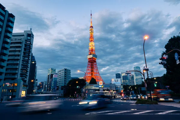 Mavi saatte Tokyo Kulesi manzarası.