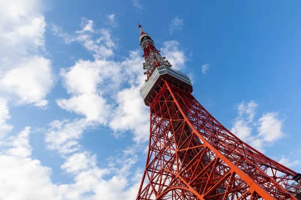 Bulutlu bir günde Tokyo Kulesi 'nin yapısı.
