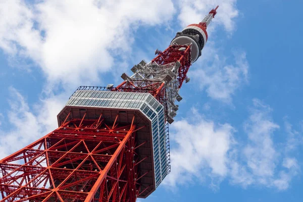 Bulutlu bir günde Tokyo Kulesi 'nin yapısı.