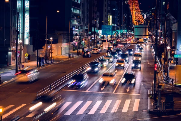 Tokyo 'da büyük şehir yolunda trafik vardı. Uzakta Tokyo Kulesi vardı..