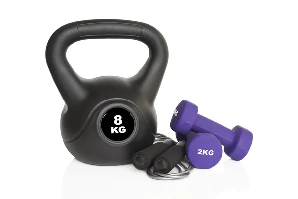 Kurzhanteln, Kettlebell und Springseil — Stockfoto