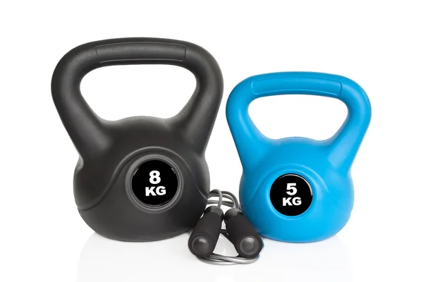 Kettlebells und Springseil — Stockfoto