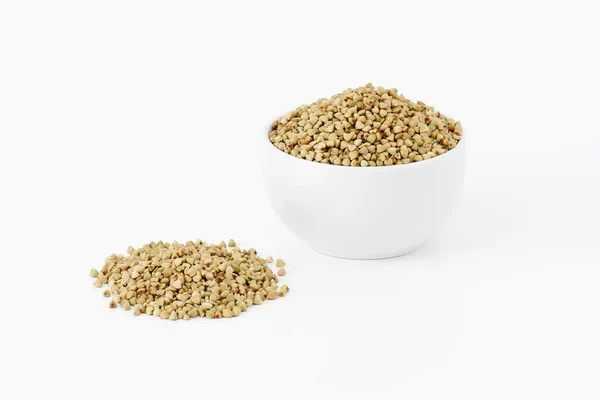 Гречишные зерна в миске — стоковое фото