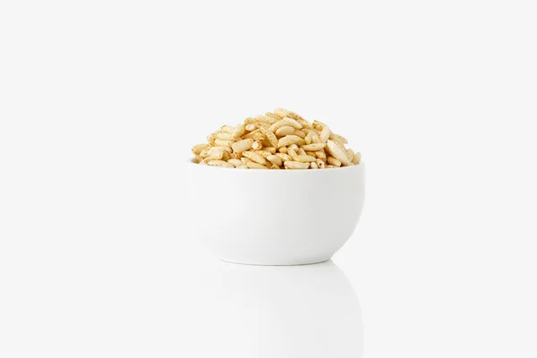 Надутый рис в миске — стоковое фото