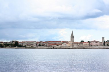 Yaklaşan Porec (Parenzo) eski şehir Istria, Hırvatistan, a fırtına