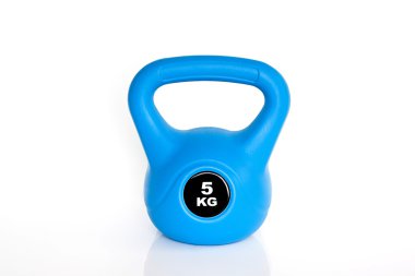 Beyaz zemin üzerine mavi kettlebell