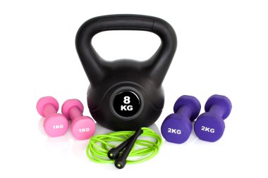 Beyaz arka plan üzerinde izole jimnastik salonu egzersiz donanımları