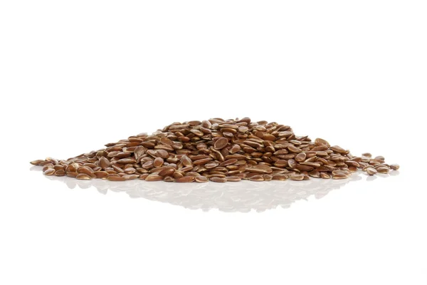 Flaxseeds op witte achtergrond — Stockfoto