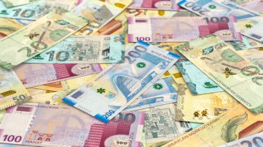Yakın çekim, geniş bir Azerbaijani Manat para birimi yığını görüntüsü.