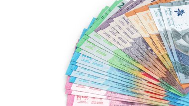 Beyaz arkaplandaki Endonezya rupia para birimi hayranının yakın plan çekimi..