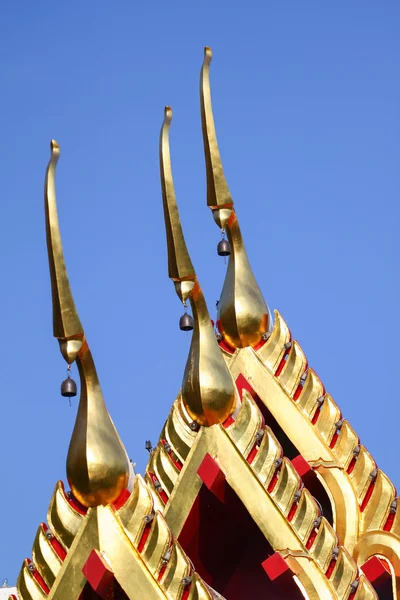 Le sommet Gable du temple sur fond de ciel bleu — Photo