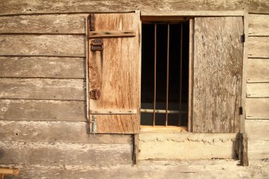 eski ahşap ahır penceresi