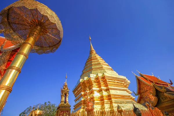 Golden pagoda buddha That Doi Suthep, chiangmai, Thaïlande — Photo