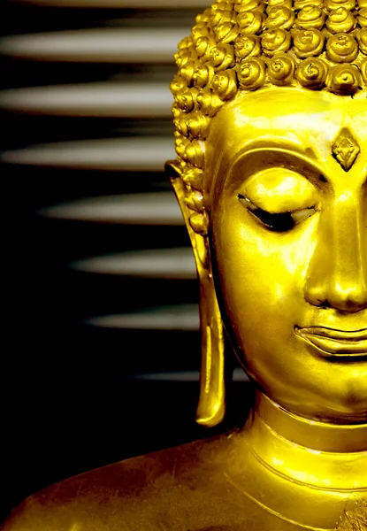 Buda heykeli altın yan görünüm