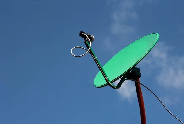 Mavi gökyüzü ile çatıya çanak