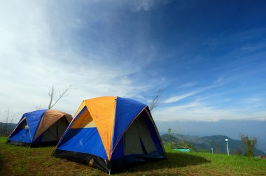Mavi gökyüzü ile dağda kamp çadırı