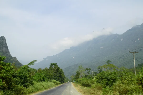 En un camino rural, Vang Vieng, Laos . — Foto de Stock