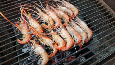 Izgara karides yemek