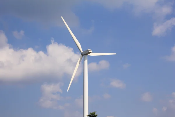 Windkraftanlage mit blauem Himmel, erneuerbare Energien — Stockfoto