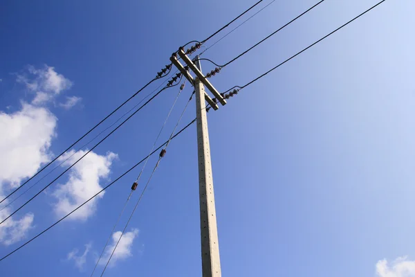 Elektrik iletim kulesi