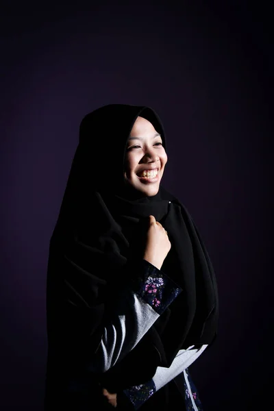 暗い光の中でアジアの女性の肖像画 黒いベールに身を包んだムスリム女性の幸せな表情 — ストック写真