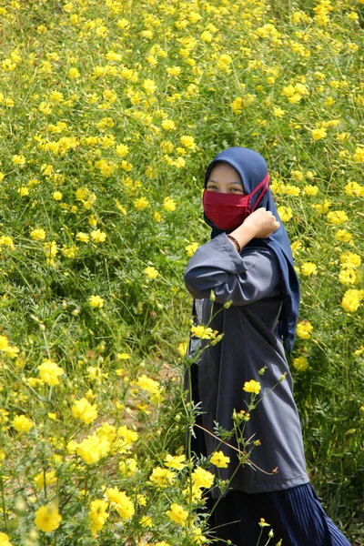 Porträtt Asiatisk Kvinna Som Poserar Gul Strålblommaträdgård Njut Helg Semester — Stockfoto