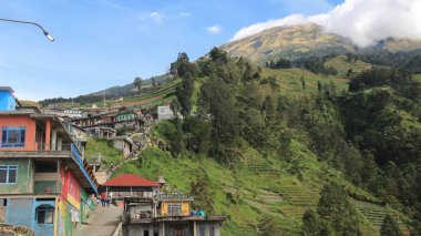 Magelang, Endonezya. 20 Ekim. Dağ yamacının kırsal kesimlerinde ev inşa etmenin güzelliği. Nepal van Java, Orta Java 'daki Sumbing Dağı yamaçlarında yer alan bir kırsal turdur..