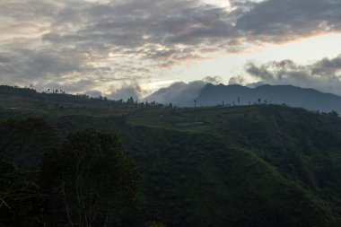 Sindoro Dağı 'nın üzerinde bulutlu bir gökyüzü. Sabah güneşli siyah bulutlar