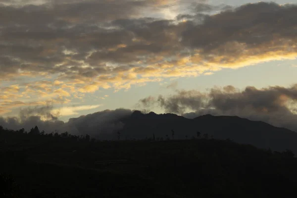 Ciel Nuageux Sur Mont Sindoro Nuages Noirs Avec Lumière Soleil — Photo