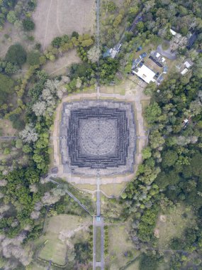 Yogyakarta 'daki Borobudur Tapınağı' nın hava manzarası. Endonezya 'daki en büyük Budist tapınağı. dini ve tarihi turizm merkezleri