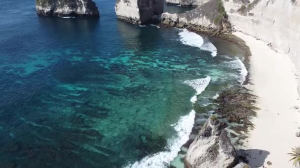 Hermosas Vistas Playa Con Acantilado Blanco Vista Aérea Playa Nusa — Vídeos de Stock