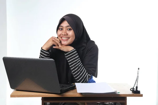 사무실에서 일하는 아시아 여성의 표정의 베일을 여성이 컴퓨터에서 일하고 있습니다 — 스톡 사진