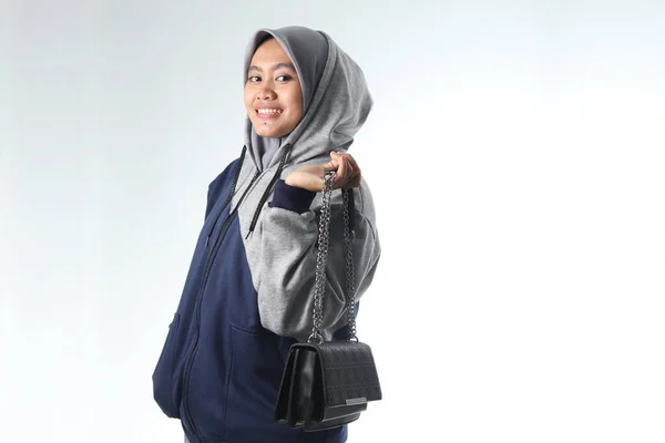Potret Seorang Wanita Asia Mengenakan Pakaian Santai Membawa Tas Belanja — Stok Foto