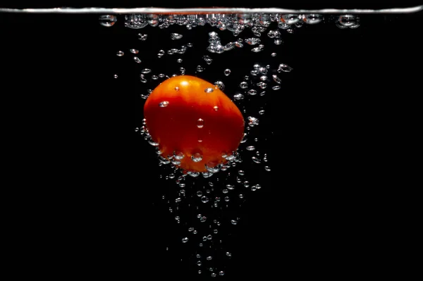 Frische Rote Tomate Mit Wasserblasen Das Konzept Der Frische Von — Stockfoto